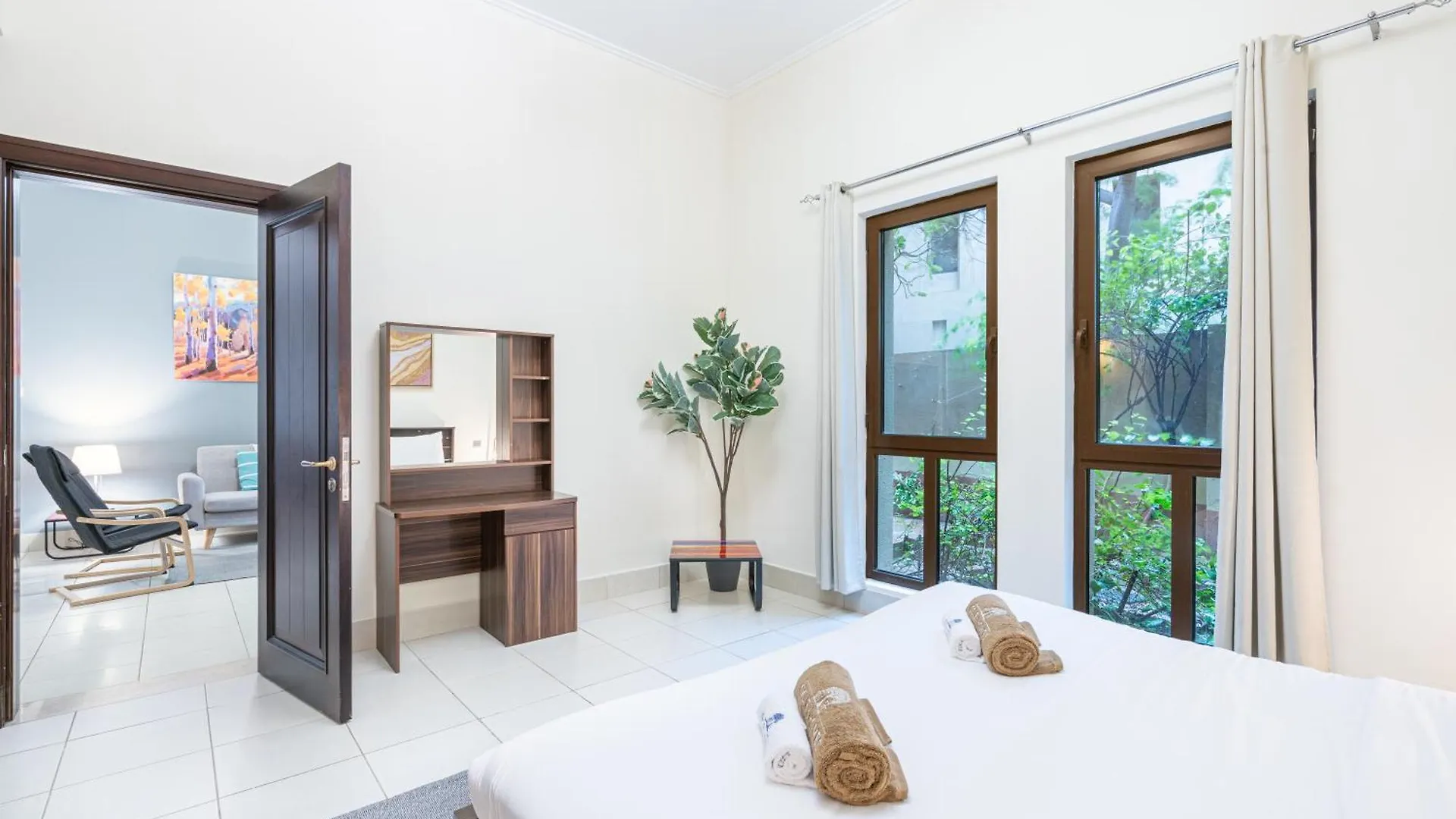 Elegant Home With Private Garden In Downtown Dubai