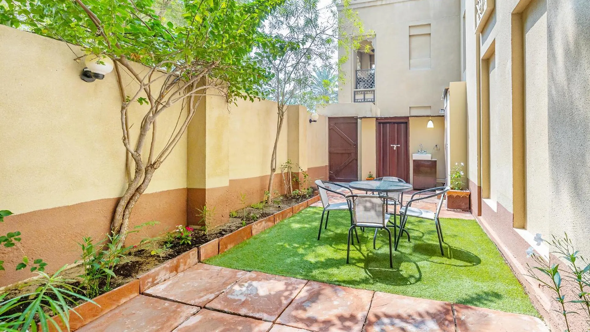 Apartment Elegant Home With Private Garden In Downtown Dubai