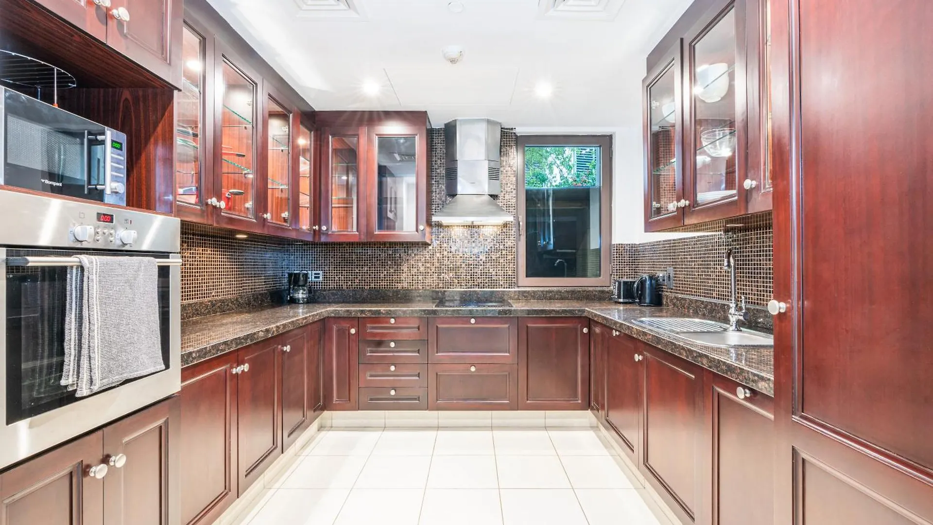 Daire Elegant Home With Private Garden In Downtown Dubai