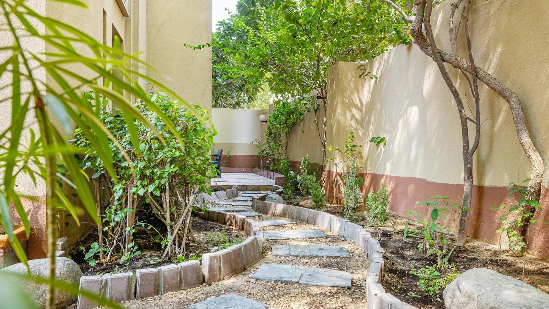 Elegant Home With Private Garden In Downtown Дубай